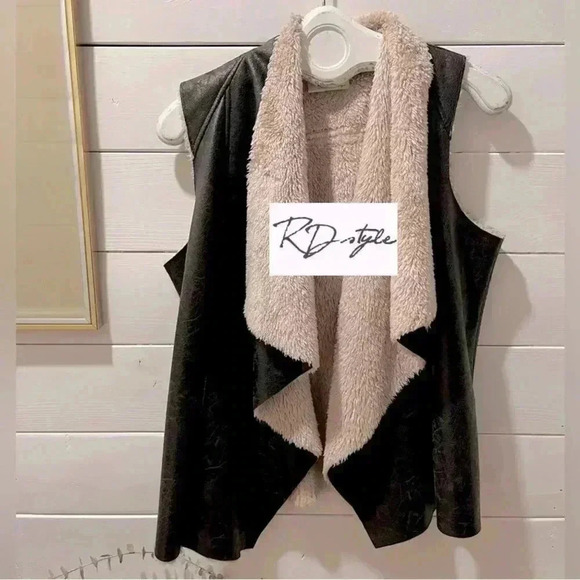 RD STYLE sleeveless faux fur faux leather jacket. size M/L ⚠️ - Picture 3 of 8